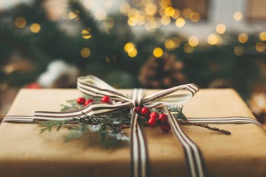 Mutlu noeller. Şık kırsal Noel hediyesi, ışıklar, çam 