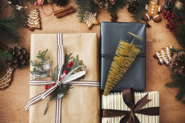 Mutlu noeller. Şık Noel hediyeleri ve çam dalları