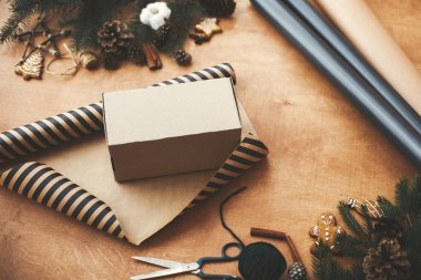 Noel hediyesi paketleme konsepti. Şık el sanatları papasında boş kutu