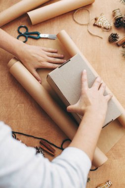 Noel hediyesi paketleme konsepti. Noel hediyesini paketleyen eller 