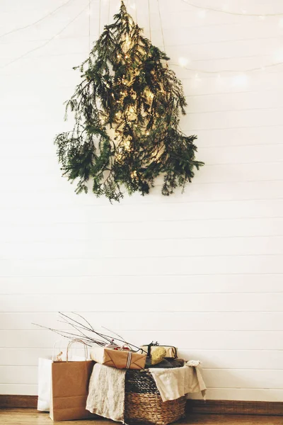 Moderno eco árbol de navidad de ramas de pino colgando en la pared con — Foto de Stock