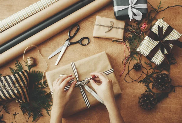 Feliz Navidad, sexo plano. Manos envolviendo elegante regalo de Navidad —  Fotos de Stock