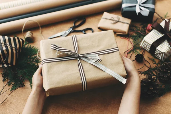 El ele tutuşup şık bir Noel hediyesi alıyoruz. Kağıt ve kağıt üzerinde.