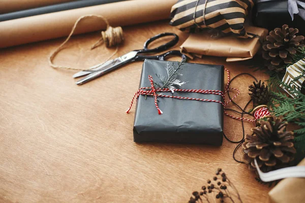 Feliz Natal. Caixa de presente de Natal elegante em papel preto com — Fotografia de Stock