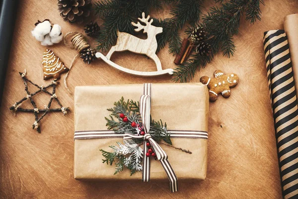 Merry Christmas, rustic flat lay. Stylish christmas gift box, wr — Stock Photo, Image