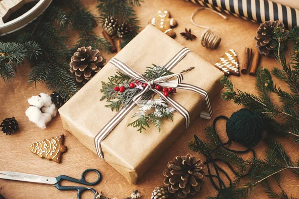 Merry Christmas. Stylish rustic christmas gift box, wrapping pap — Stock Photo, Image