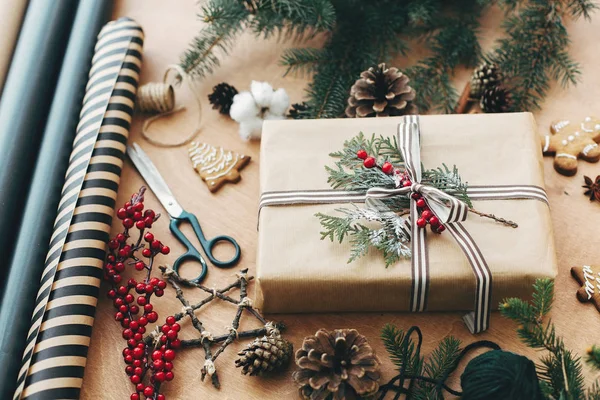 Elegante caja de regalo de Navidad rústica, papel de embalaje, reinado de madera —  Fotos de Stock