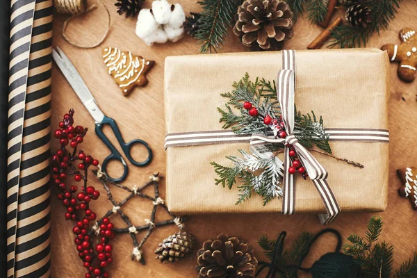 Natal rústico flat lay. Caixa de presente de Natal elegante, embrulho — Fotografia de Stock