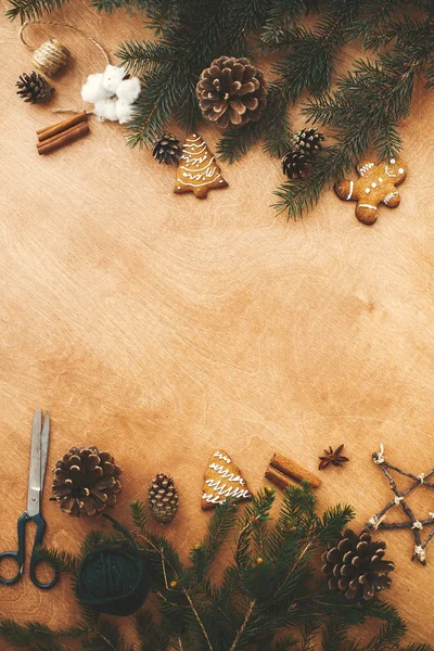Feliz Natal deitado. Quadro rústico elegante de ramos de pinheiro , — Fotografia de Stock