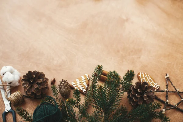 Borda de Natal rústica elegante de ramos de pinheiro, cones, gingerb — Fotografia de Stock