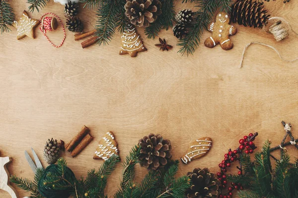Feliz Natal deitado. Quadro rústico elegante de ramos de pinheiro , — Fotografia de Stock
