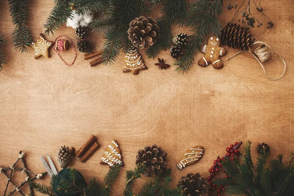 Natal rústico flat lay. Moldura de Natal elegante de branc de pinho — Fotografia de Stock