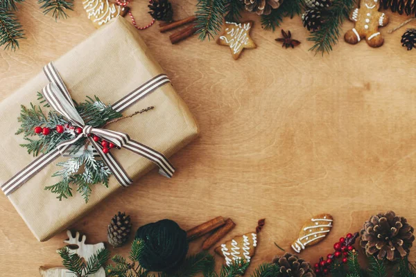 Vrolijk kerstfeest. Stijlvol rustiek kerstcadeau en pin — Stockfoto