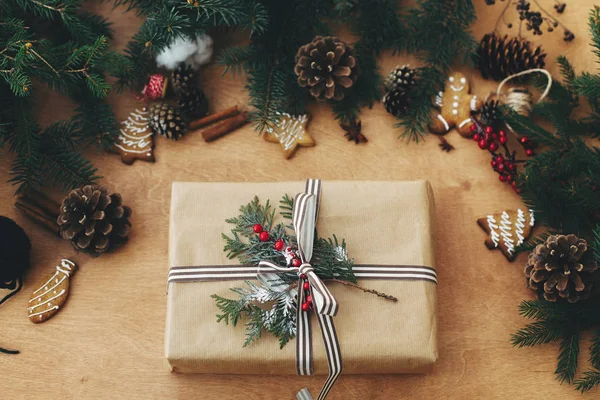 God jul, platta ligg. Snygg rustik julklapp och stift — Stockfoto