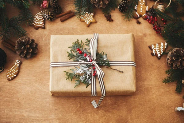 Boldog karácsonyt! Stílusos rusztikus karácsonyi ajándék és fenyő elágazás — Stock Fotó