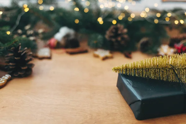 Frohe Weihnachten. stilvolles schwarzes Weihnachtsgeschenk mit goldenem Baum — Stockfoto