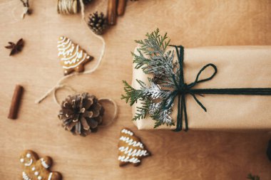 Mutlu noeller. Şık kırsal Noel hediyeleri kutusu kıvamında.