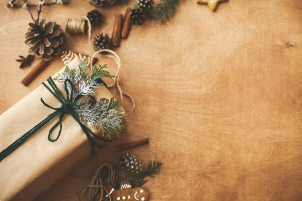 Elegante caja de regalos de Navidad rústica con rama de cedro en w rural — Foto de Stock