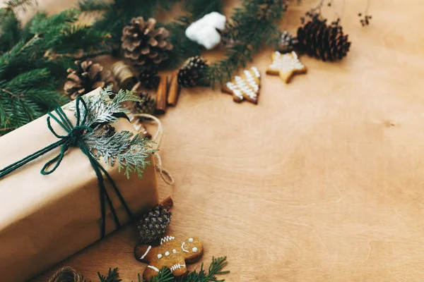 Elegante caja de regalos de Navidad rústica con rama de cedro en w rural —  Fotos de Stock