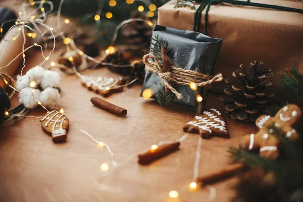 Elegante regalo de Navidad rústico en papel de regalo negro con cinna — Foto de Stock