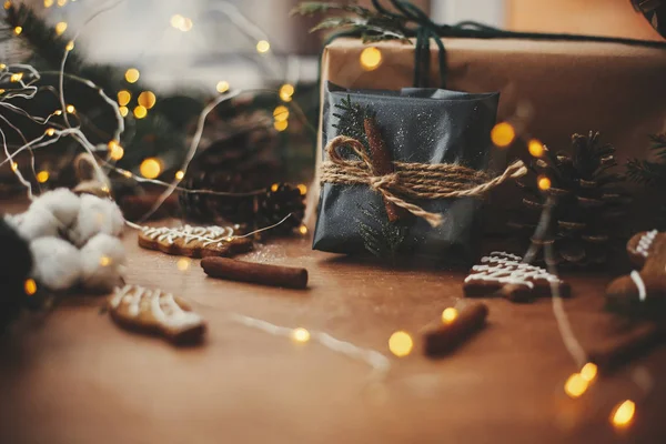 Elegante regalo de Navidad rústico en papel de regalo negro con cinna — Foto de Stock