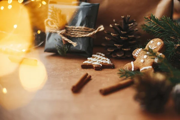 Biscoitos de gengibre e elegante presente de Natal rústico em preto w — Fotografia de Stock