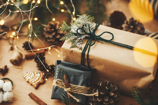 Stylové rustikální vánoční dárky s cedrovými větvemi a skořicí — Stock fotografie
