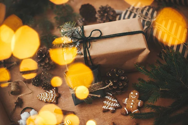 Joyeux Noël. Cadeaux de Noël rustiques élégants avec branche de cèdre — Photo