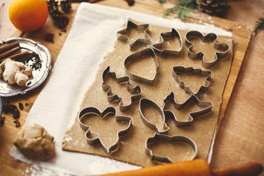 Zencefilli kurabiye yapıyorum. Çiğ hamur ve metal kesici.