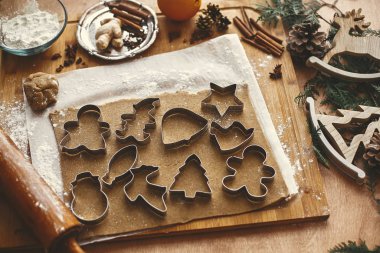 Zencefilli kurabiye yapıyorum. Çiğ hamur ve metal kesici.