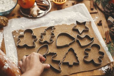 Metal kesiciler, anason, zencefil ve muhbirle çiğ hamur kesiyorum.