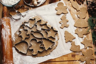 Zencefilli ekmek hamuru ve farklı şekillerde metal kesiciler.