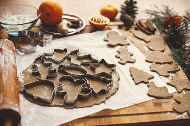 Zencefilli kurabiye yapıyorum. Çiğ hamur ve metal kesici.