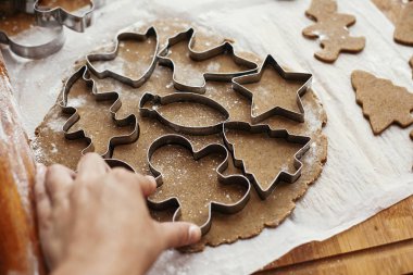 Zencefilli kurabiye yapıyorum. Çiğ hamur esprisi.