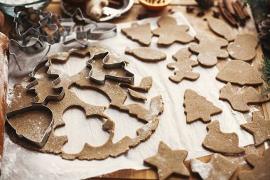 Zencefilli ekmek hamuru ve farklı şekillerde metal kesiciler.