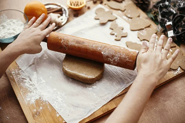 Zencefilli kurabiye yapıyorum. Eller hamuru yuvarlıyor. — Stok fotoğraf