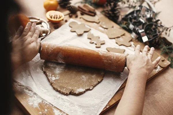 Lebkuchen backen. Hände rollen rohen Teig wi — Stockfoto