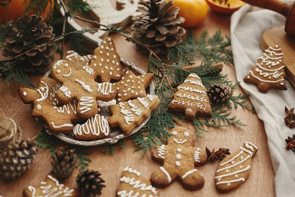 크리스마스 생강빵 맨, 빈티지 접시 위의 쿠키 그리고 아니스, — 스톡 사진