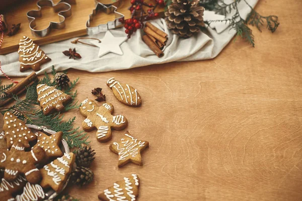 Biscoitos de gengibre de Natal no prato vintage e anis, cinnam — Fotografia de Stock