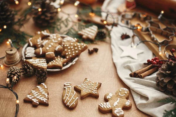 Різдвяне імбирне печиво на старовинній тарілці та анісі, кориця — стокове фото