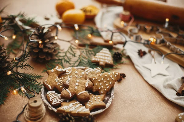 Christmas gingerbread cookies on vintage plate and anise, cinnam — Stock Photo, Image