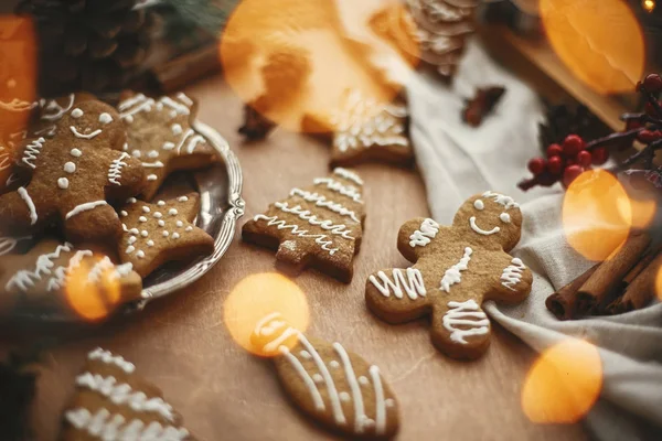 Різдвяне імбирне печиво на старовинній тарілці та анісі, кориця — стокове фото