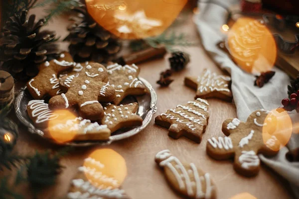 Christmas gingerbread cookies on vintage plate and anise, cinnam — Stock Photo, Image