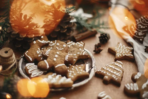 Christmas gingerbread cookies on vintage plate and anise, cinnam — Stock Photo, Image