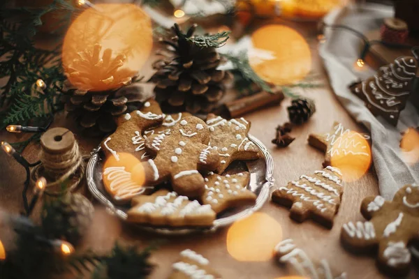 Christmas gingerbread cookies on vintage plate and anise, cinnam — Stock Photo, Image