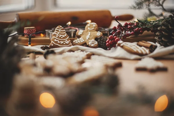 Feliz Natal. Biscoitos festivos de gengibre com anis, canela — Fotografia de Stock