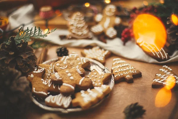 Boldog karácsonyt! Ünnepi mézeskalács sütik ánizzsal, fahéjjal — Stock Fotó