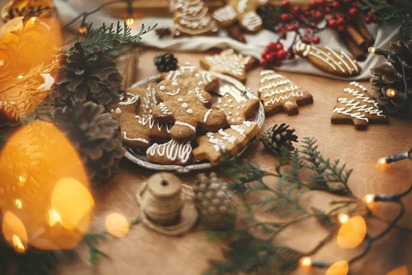 Feliz Natal. Biscoitos festivos de gengibre com anis, canela — Fotografia de Stock