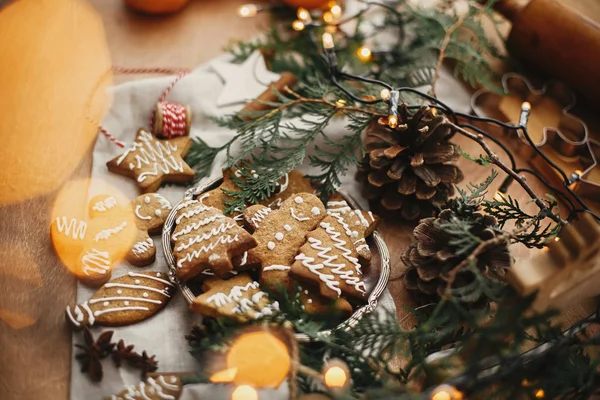 Boldog karácsonyt! Ünnepi mézeskalács sütik ánizzsal, fahéjjal — Stock Fotó