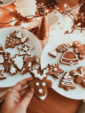 Ren geyiği, zencefilli kurabiye ve kremalı kurabiye.